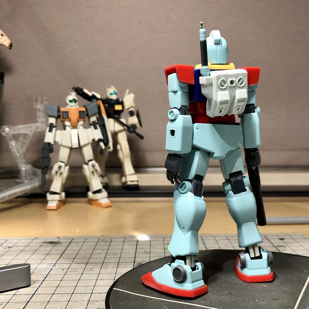 アンクルアーマー削除により露わになる足首関節はいったんすべてえぐり取り、ボールジョイントやシリンダーパーツ等で新造しています。