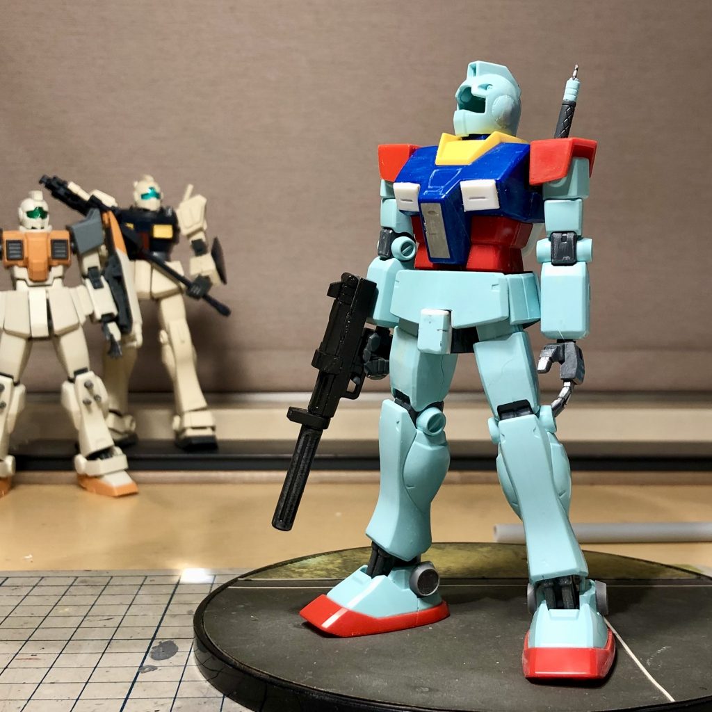 制作中の様子。上半身は以前GMIIを作ったときに両腕両足首を献身した021ガンダムのものがまるごと余っていたので折角の引き出し式肩関節を死蔵しておくのももったいないので流用しました。襟の塗り分けもこちらの方が便利でした。