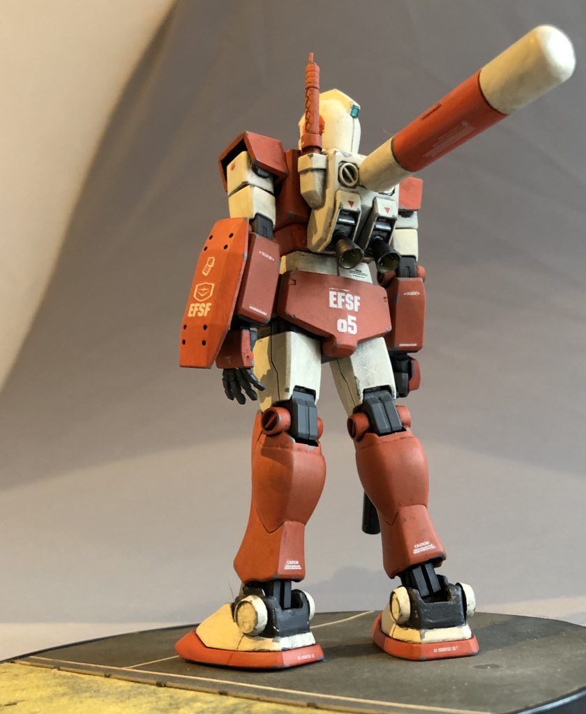 ライフル一丁ではさすがに心許ないので左手にはオリジナルでバックラーシールドを付けてあげました。何かのキャンペーンのおまけパーツの改造品です。