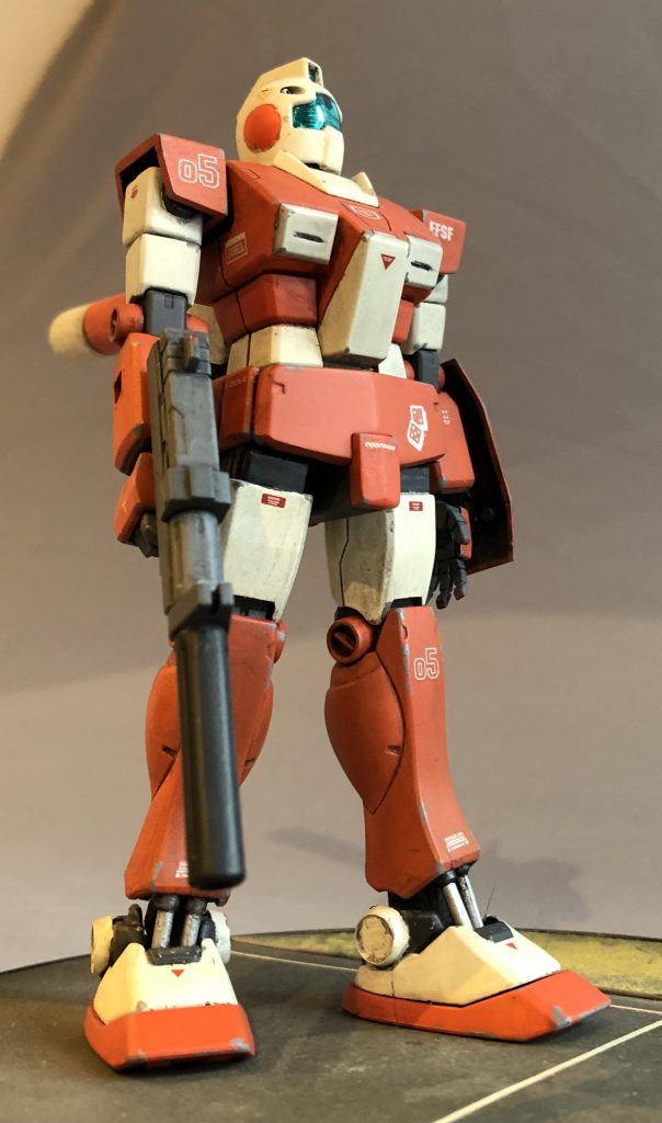 ジムライトアーマーは設定によると、「熟練パイロット用一撃離脱戦用機」で機動力を上げるためGMを徹底的に軽量化。宇宙空間におけるビーム兵器戦では耐弾性より機動力が重視された。とのことです。ですが、さすがに相手のビームライフルの銃口が光ってから回避行動に入っても亜光速で飛んでくるビームは避けきれないですよね?つまり、ビーム兵器の攻撃をかわすには「相手の意思を感じ取れる能力」が必要です。当時の設定ではそこまで言及されていないですが、この機体はニュータイプの反応速度に追従するために軽量化を施したモノなのではないかと思うのです。いくらエース専用機とはいえ救命胴衣みたいなカラーリングってどうなのよ?と思っていたのですが、上記を鑑みるとニュータイプという「存在」に懐疑的な連邦上層部により「監視」しやすいように目立つ色に塗られていた、と言うオラ裏設定で妙に納得しちゃいました。