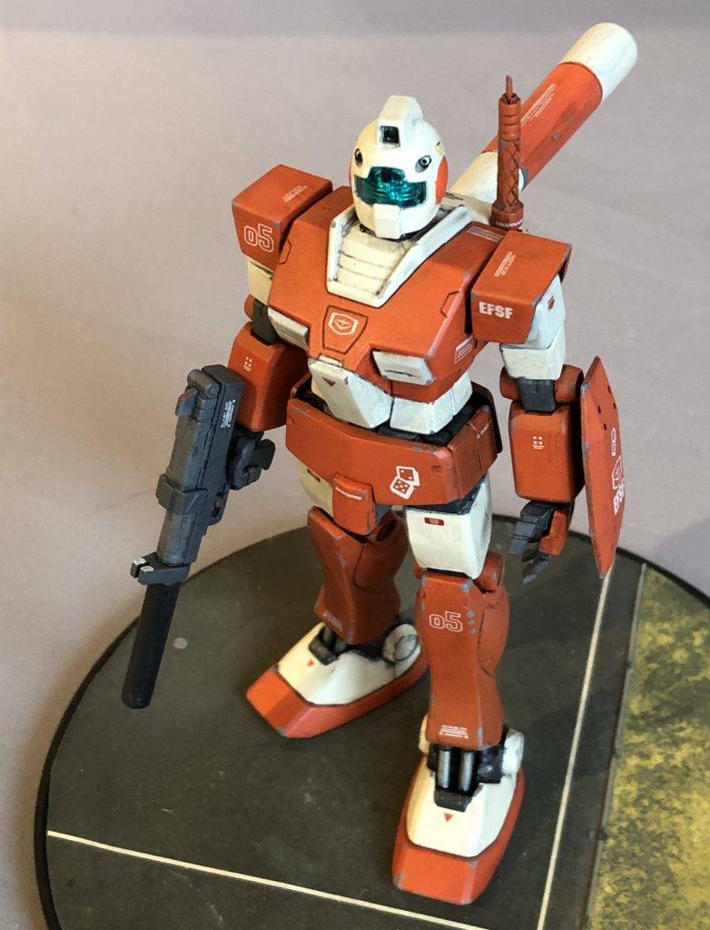 ライトアーマーのメイン装備であるビームライフルはジムナイトシーカーより移植。フロントサイトとリアサイトにはそれぞれ赤と白でカラーインサートしておきました。実はこのライフルの自作が面倒だったのですが、ナイトシーカーがこのライフルを持っている事に気がついたときには即ポチしちゃいました。手ぶらになったナイトシーカーはどうしようかしら。