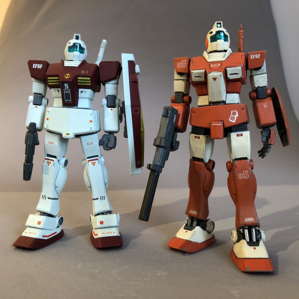 素ジムさんとの比較。肩周りが小さくなって引き締まったイメージです。ショートカットされたホットパンツ(?)のおかげで足が長く見えます。