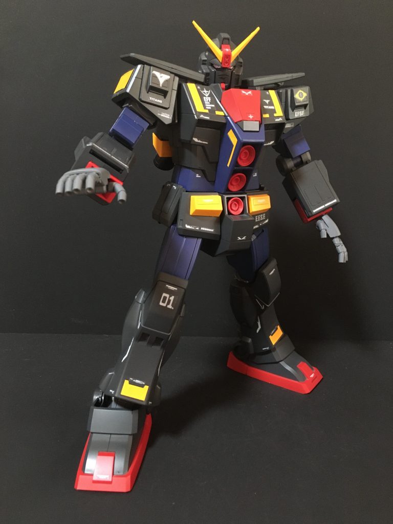 正面右側元々サイコガンダムは黒系なのでティターンズカラーと言えなくはないのですが、グレー部分をティターンズブルー1で塗装することで、より悪役感が増したように思います。