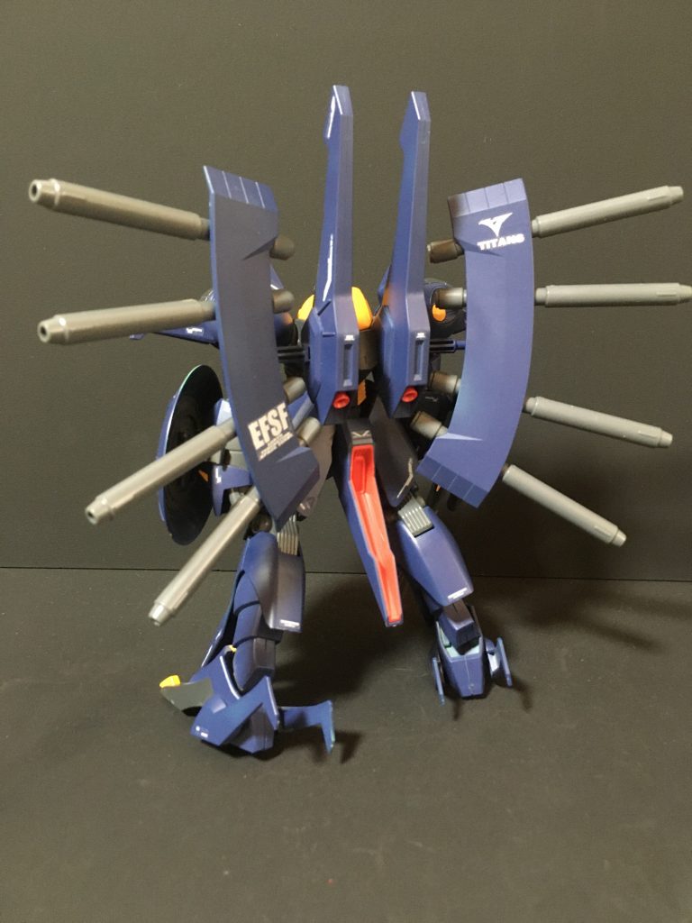 後方ショット旧キットは武装が装備されていなかったので残念でしたが、HGでは背部の大型ミサイル含めてちゃんと装備されていて嬉しいです。本投稿にあたって勉強したのですが、大型ミサイルには先端部にオプティカル・シーカーが内蔵されていて目標を追尾するそうです。正直言って、ビーム砲だと勘違いしていたので、味方に当たりそうだなーと不思議に思ってました。