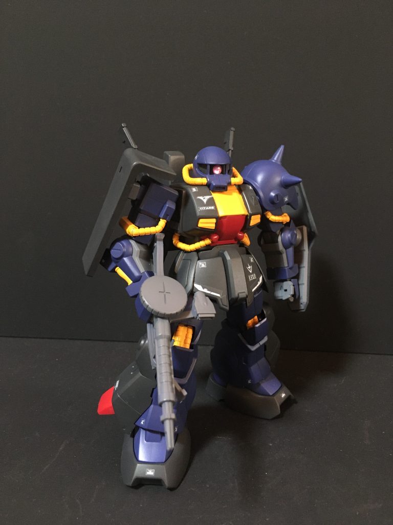 正面右古いキットなので合わせ目が目立つ場所があって、少し制作が面倒でしたが、プロポーションは非常に良いキットです。