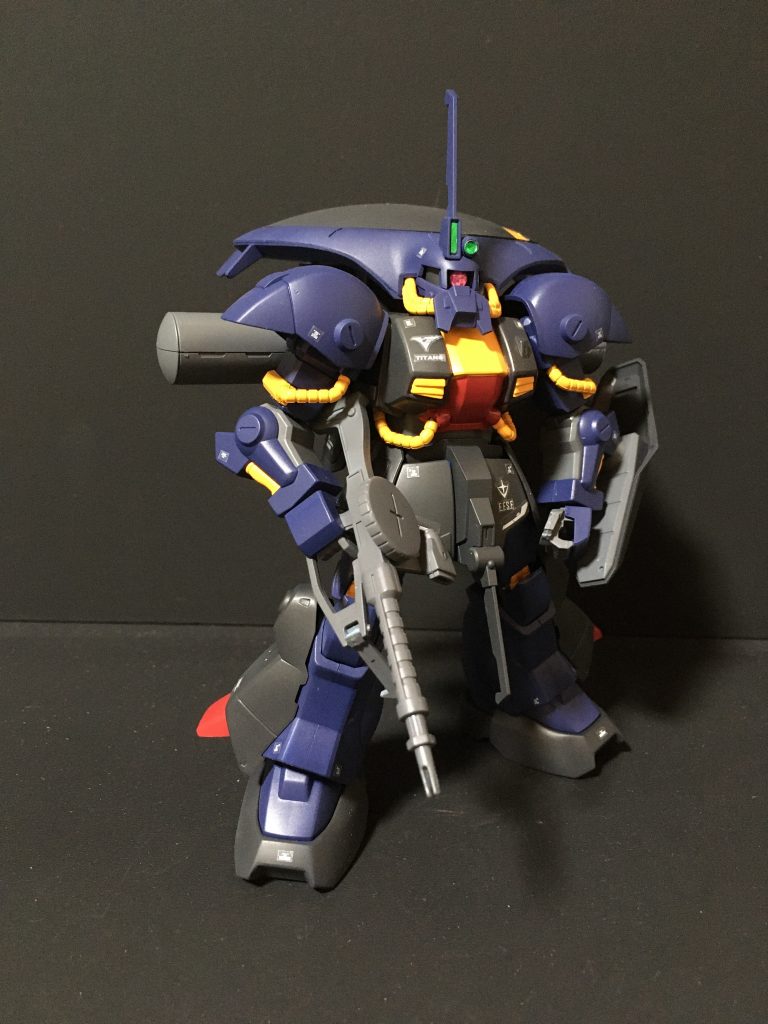 正面右側異色のMSですね。一般発売用でよくキット化したと思います。プレミアムバンダイでハイザックカスタムもキット化して欲しいです。