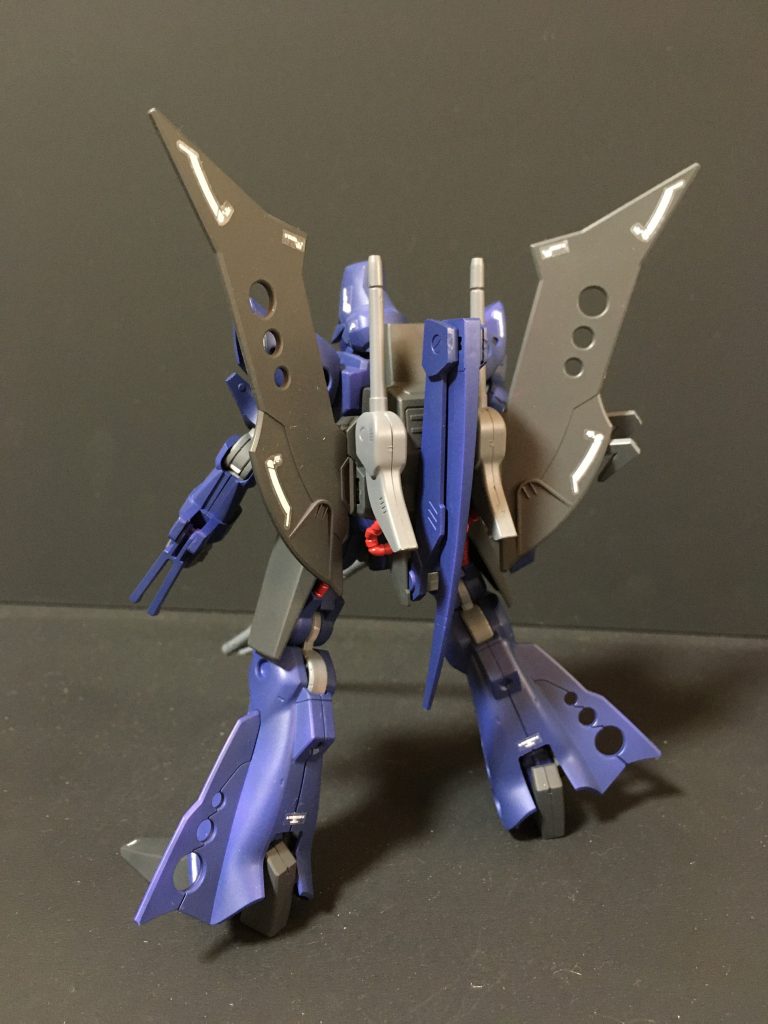 後方ショット背中のウィングの形状が変わって悪役らしさが増して良いですね。足横のウィングも微妙にオリジナルと変わってます。