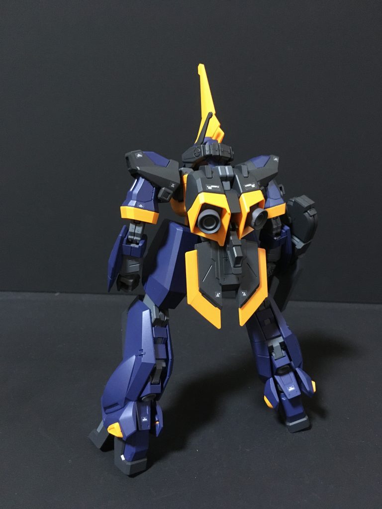 後方ショット全パーツ金型再作成したバンダイさんの意気込みには恐れ入りますが、いまいちバンダイさんが力を入れる基準がわからないですね。。。。AOZバーザムよりはハイザックカスタムとかポリノークサマーンの方が先な気がするのですが。。。。
