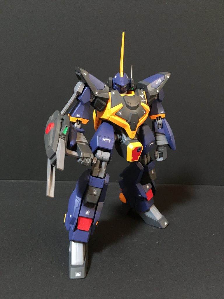 正面右側クレオスのティターンズブルー１、２で塗装しています。青色部分が成形色より若干濃い青になります。