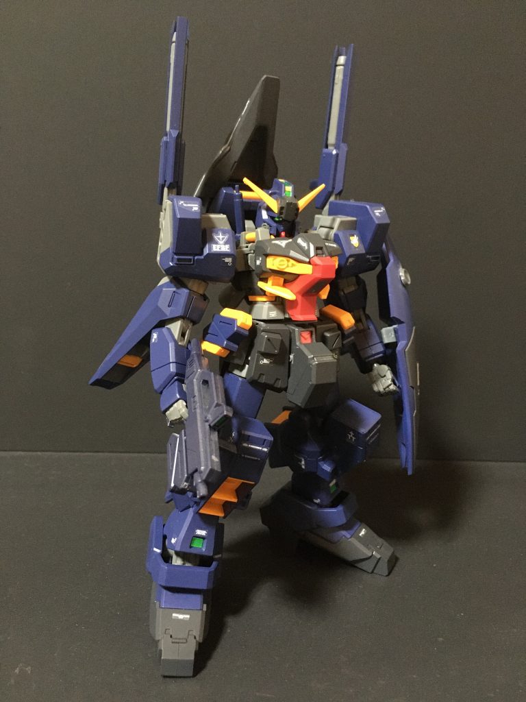 正面右側TR1の最終形態ですね。アウスラをベースにしつつ胸部、肩、二の腕などの装甲・武装が追加されています。