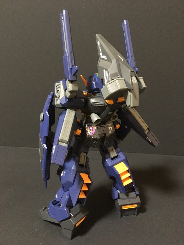 後方ショットシールドブースターではなく、TR６用のメガ粒子砲搭載型ブースター・ポッド装備となります。