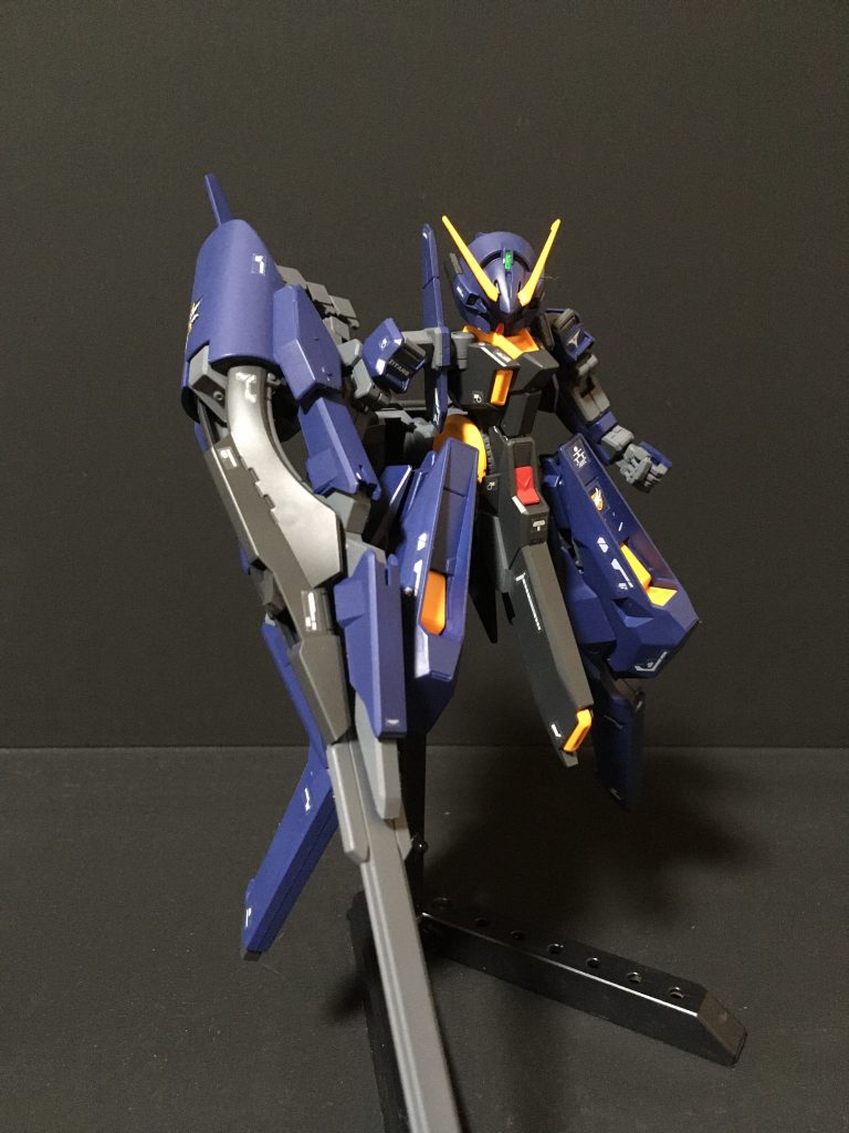 正面右側ガンダムシリーズの中で非常に珍しいデザインですね。これだけ小型化ができていればF９１時代でも活躍できそうです。