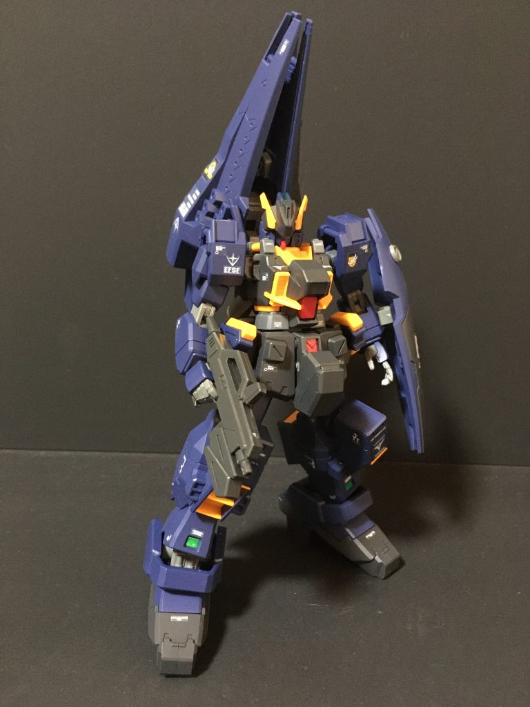 正面右側ヘイズル改と腰下は同じですが、上半身と肩が全く形状が異なりTR６への流れが感じらます。ギガンティックアーム版を買うか悩みましたが、置き場所に困るのでノーマル版を購入しました。