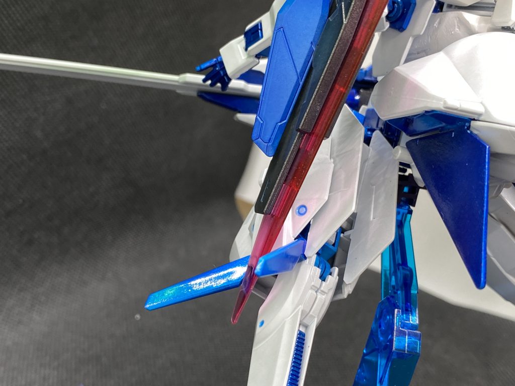 白はパールホワイトですわよ。青パーツはシルバーの上にクリアーのディープブルーですわ。普通のクリアブルーだとガンダムマーカーのメタリックブルーみたいな色になりましてよ。更に一部にはプリズムホログラムを使ってみましたわ。クリアーのラメみたいになりましたわ。シルバーは下地が青とかの方が綺麗ですわ。黒だとちょっと黒くなり過ぎましたわ。白だとほぼ見えなかったですわ。クリアーは青くしたかったけど染まりませんでしたわ。ダブルオースカイ（ハイヤーザンスカイフェイズ）の水色の羽が欲しいですわ。