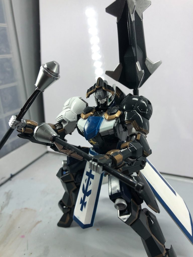 バルバトスの大型メイスの他、手持ちサイズのメイスも装備