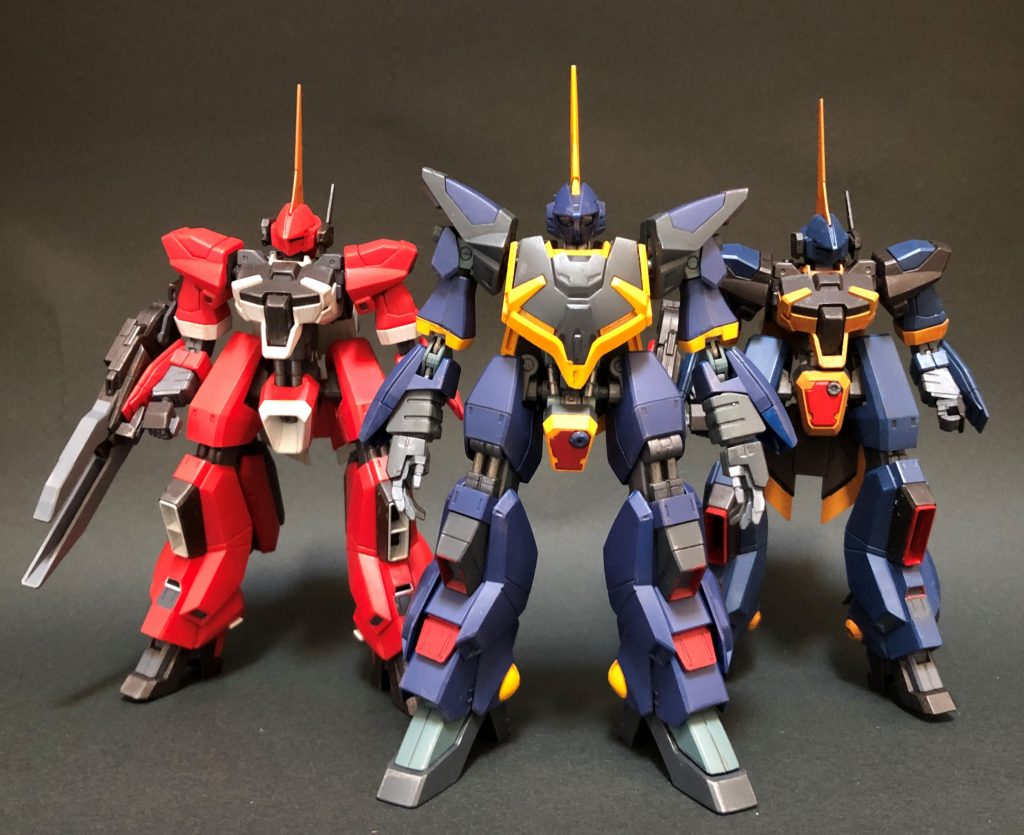 今回作ったバーザム３種。後列の２機が形状が似ているのに色に引っ張られて赤いものが仲間外れにみえるのがおもしろいです。