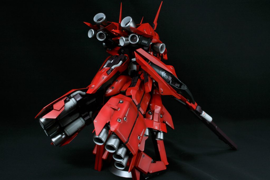 腰部のリヤブースターの固定が特に複雑で、荷重を受けているジェネレータポットの基部は、ビスとエポキシ接着剤でガチガチに固定しています。