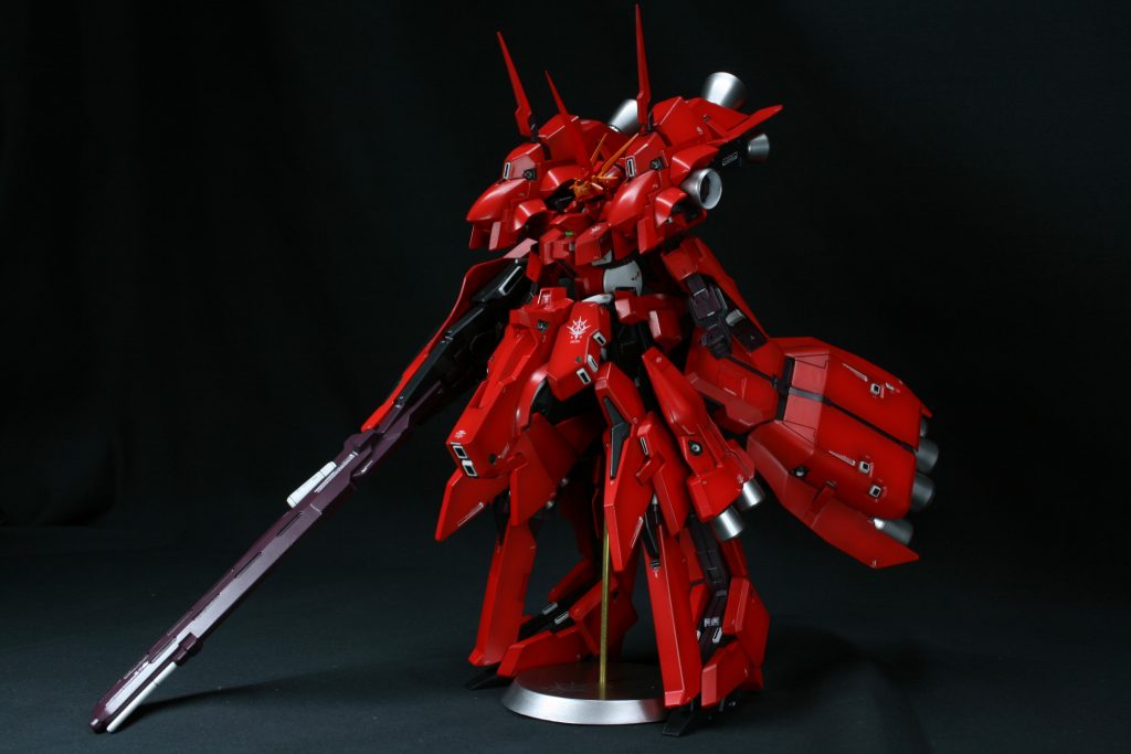 専用コンポジットシールドを保持できるようにしたかったので、関節部は接着なしで処理。腕部周辺は真鍮線にプライマーを塗布して摩擦を増やし、好みの位置で固定できるようにしてみました。