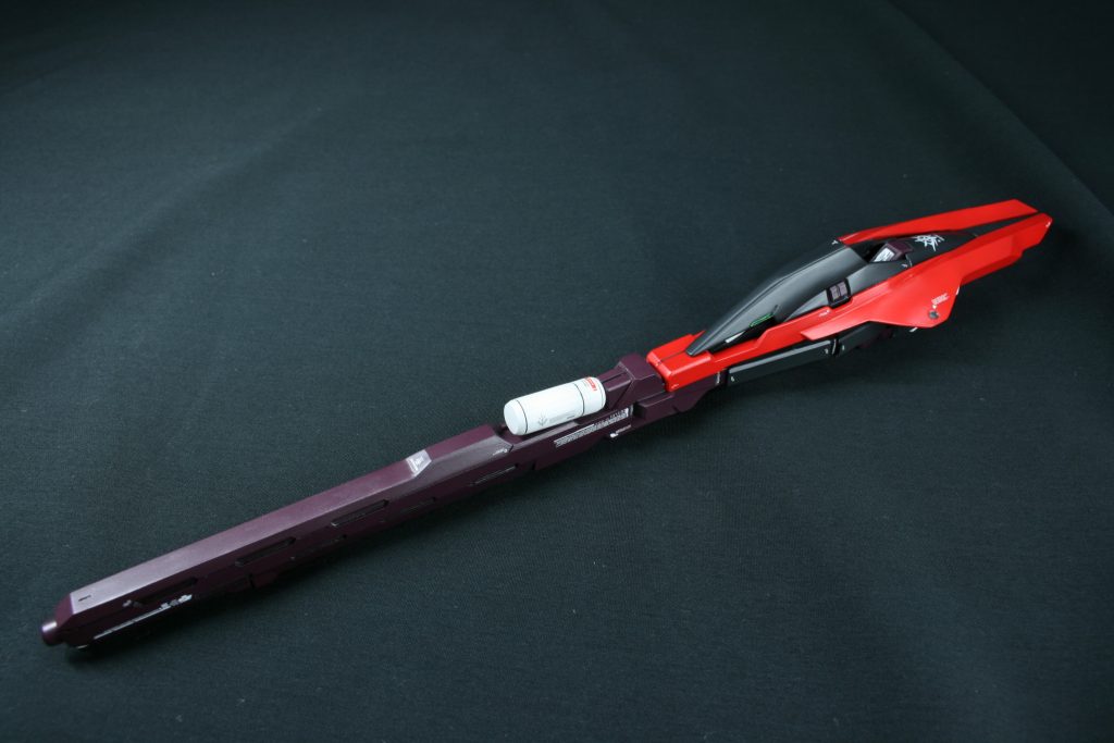 こだわりはコンポジットシールドの羽根(?)部分。基礎パーツを包み込むように、茹でたり焼いたりでどうにか成形。