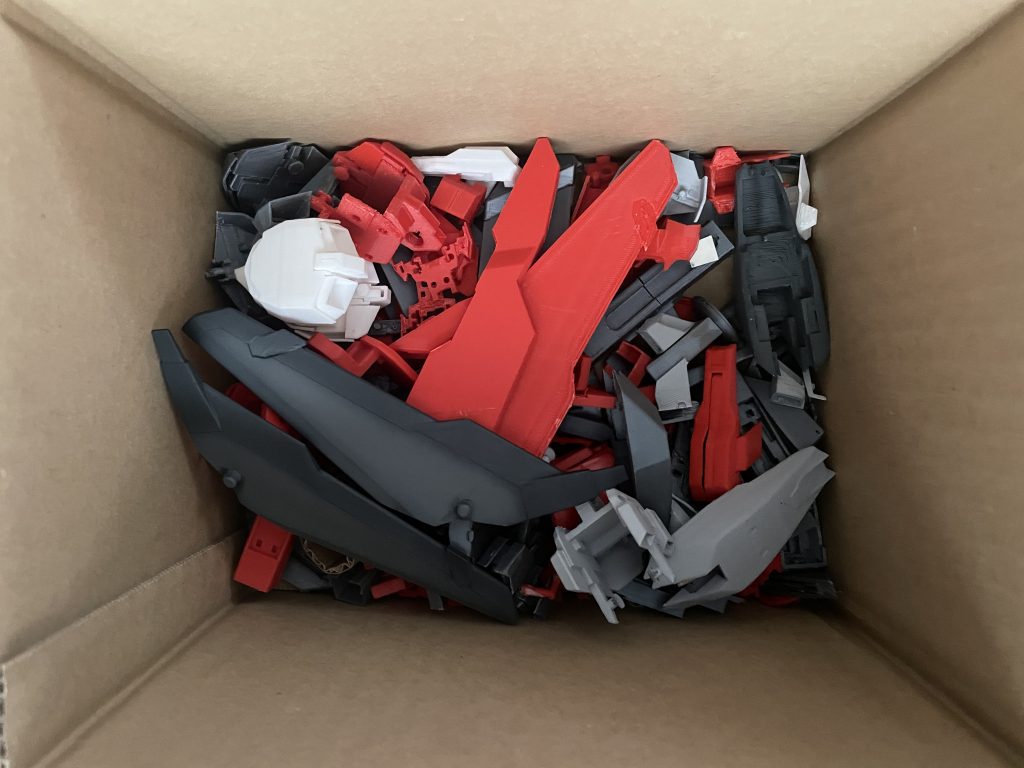 製作途中で廃棄されたパーツ達。一番上のウィングは2枚で３Ｄプリントに12時間かかります。形状バランスが悪かったものから、ベースキットにつけられなかったもの、プリントに失敗したもの達です。