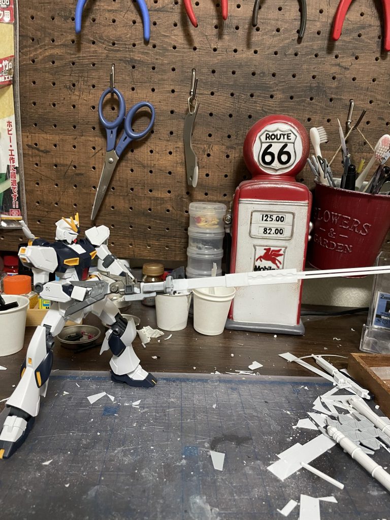 武器の自作とか大好きなので早い段階で完成。というか武器完成後に持たせるキットを選定。たまたまνガンダムが沢山売られてたから‥