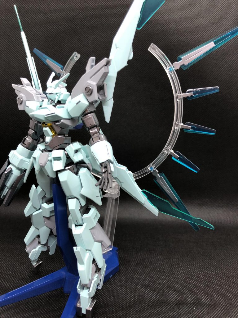 ファンネルは取り外せます。背面の展開ギミックは月光蝶のイメージ。