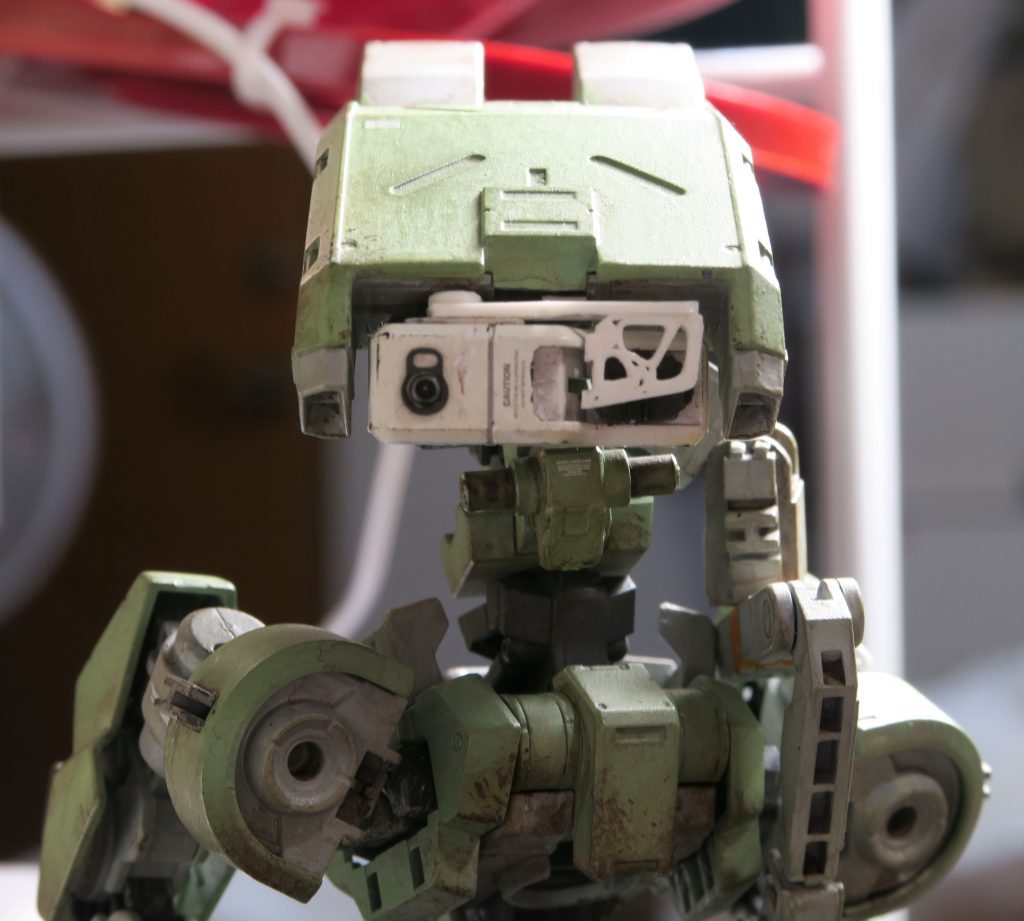 表情は無いようなあるような…物はドムトローペンのバックパック