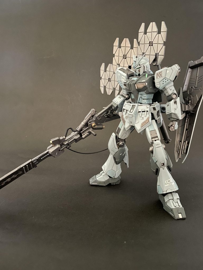 【妄想】背部のミラーユニットにより太陽エネルギーを収集を行う。接続にジョイントを使用していますが、本来はファンネルみたいに操作したり、自動で機体に追従する妄想設定。