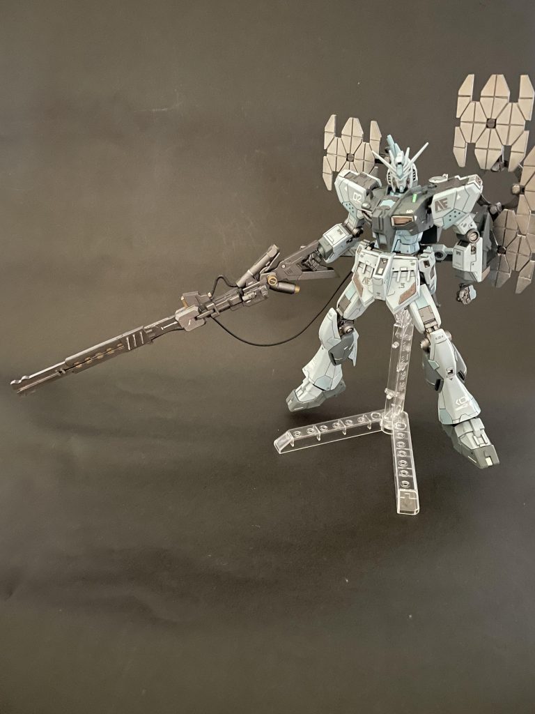 HATELIGHT　ジェネレーターに直結されており、機体に充填されたエネルギーでいい感じにメガ粒子をオーバーロードさせて射出するレールガン。