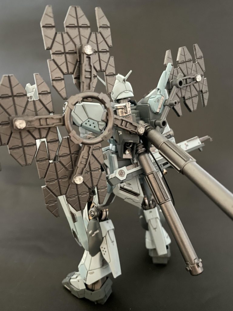 太陽エネルギーは背部のタンクに集積され、何らかのいい感じのエネルギーに転換されてジェネレーターに送られる。