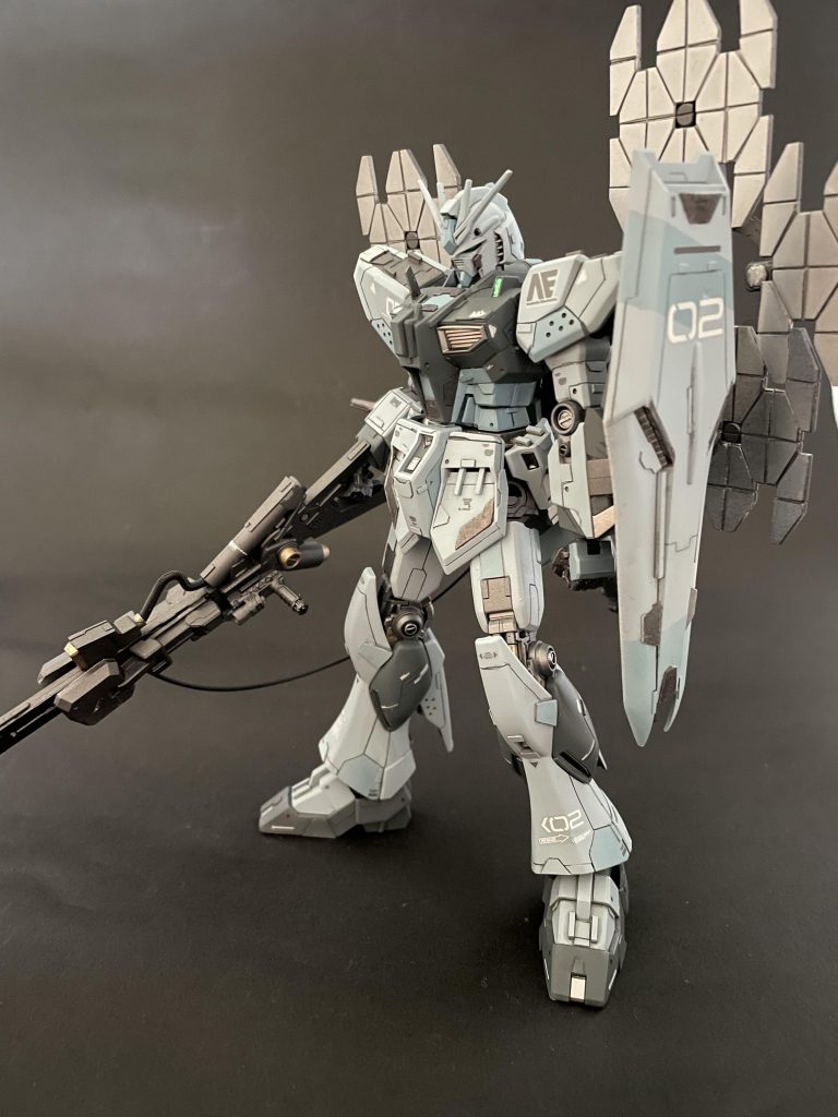 νガンダムはネオジオン抗争終結後にAEにより再生産された機体であり、アムロが搭乗していた物とは別の個体(０２の刻印も２号機の意味)