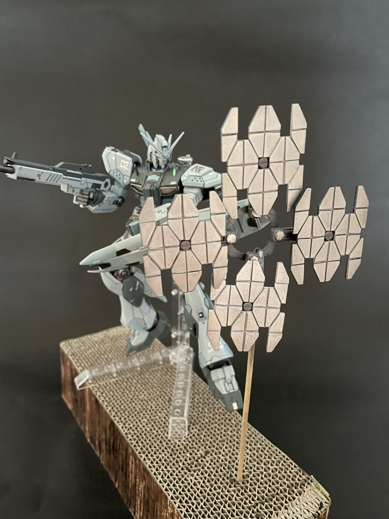 ミラーユニット自体に攻撃能力は無いが、ビームコーティングが施されており対ビームシールドとして使用できる。