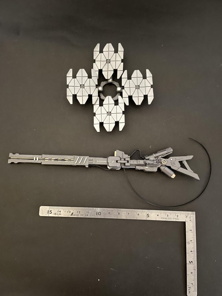 今回オリジナル武器の企画という事で作成した得物です。レールガンはジャンクパーツとプラ板で自作。ミラーパネルはMSビルダーパーツのアーマーパーツを使用してます。