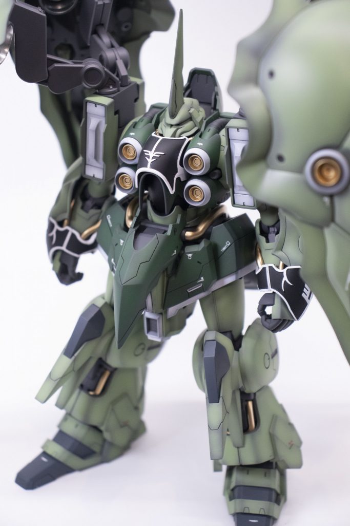 大型サイズでしたがHGなのでなにもない面が多く寂しかったのでスジボリ・プラ板・シャープ化・延長などして情報量増やしました。