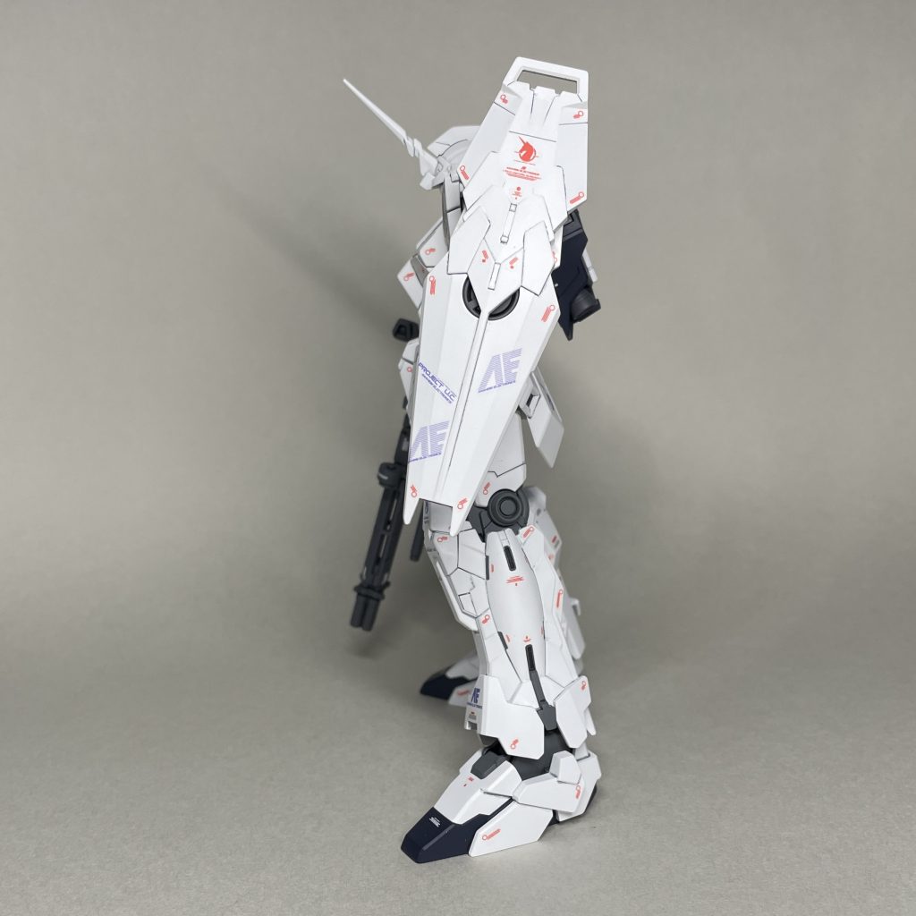 よこ　「ガンダムデカール76 HGユニコーンガンダム用」にはアナハイムのロゴが二種類入っているので、片方のみのロゴを貼って統一感を持たせました。