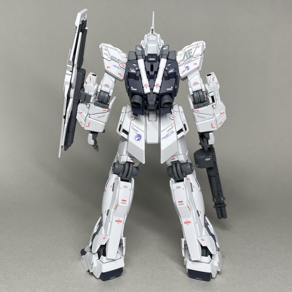 まうしろ　デカールの大きさが小さすぎるため、似たデカールの区別や上下の区別がつきずらかったり、作例と説明書の貼る場所が違っていていたところがあってMGの指定と違ったり、方向が間違っていたりする部分もあると思われます。　というか、貼る場所を間違えてもスペアがないので、そのままごまかしたところがあります (^_^;)