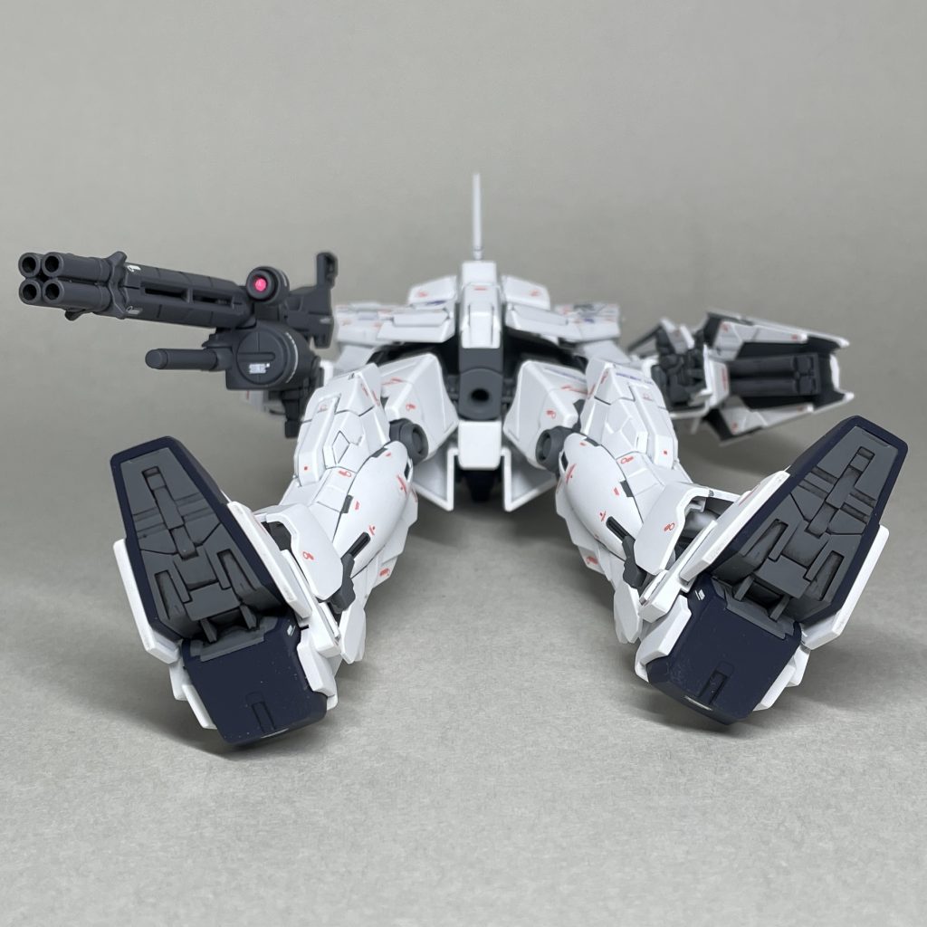 下から　ユニコーンガンダムユニコーンモードは、製作当初から、塗装してデカールを貼って完成させるつもりでいましたが、実は何度も製作意欲が低下して作業が滞っています。