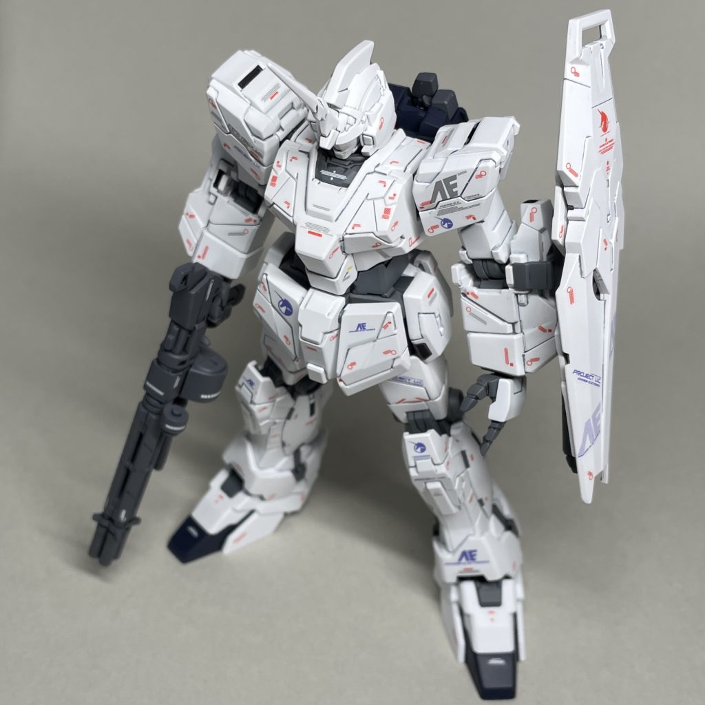 斜め上から　ペーパーがけまでは何年も前に終わらせたものの、箱にしまったまま加工した部分のプラが変色するくらいの時間が経ち、今年、そろそろデカールを使った方がいいと感じて塗装しようと思ったときには、変色した表面や加工精度が怪しげなので、もういちど表面処理する必要にせまられました。