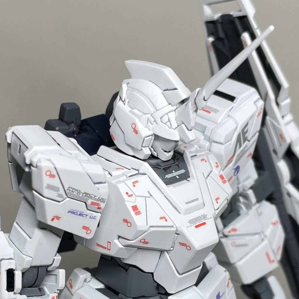 上半身アップ　いまこれを作りたいという意識が薄かったため、スジ彫りはよほどのことがない限り彫り直さず、スミ入れの拭き取りや修正もそこそこです。　塗装に入ってからも白を吹くのが面倒になって白吹きの途中で中断。他のプラモの仮組みを何体かはさんだ後も製作する意識は低いままでしたが、塗装途中のままにしておくと場所がとられたり持ち手が足りなくなったりして他のものの製作に支障がでるので、やむなく再開。　部分塗装、スミ入れ拭き取りの際のモチベーションも低く、いつもなら塗り分けている部分も あえて見過ごす始末。