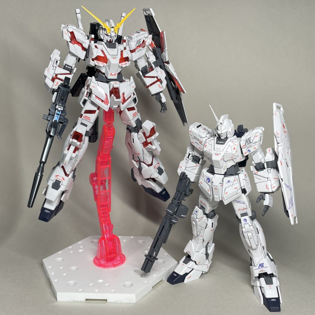 デストロイモードと並べて　まえ　2012年7月に部分塗装で完成させたデストロイモードと並べてみました。 このスケールだと、MGと同じようにデカールを貼るよりも、デストロイモードのように要所に少し大きめのデカールを枚数を減らして貼った方が好みです