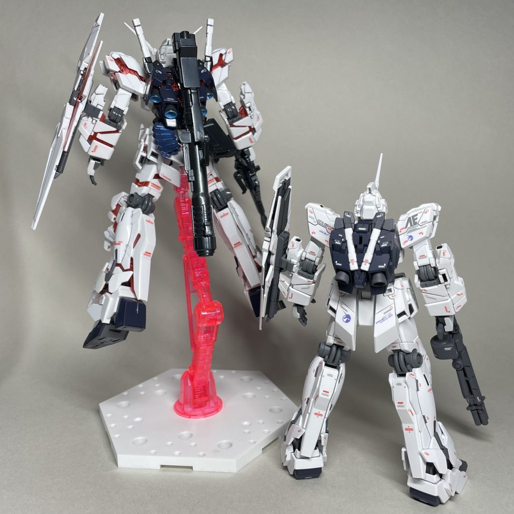 デストロイモードと並べて　うしろ　デストロイモードは、部分塗装で製作していたこともあり、終始楽しく作っていた気がします。　ユニコーンモードでは、製作意欲が低下して作業が滞った愚痴ばかり書きましたが、なんとかかたちになって、ほんとうに良かったです (^_^;)　いま片付けないと他の作業に差し障りがありそうとか、自分はそれほど興味はないけれど今作らないと旬や締め切りを逃すからとか、つきあいだからという理由で作るより、完成まで製作意欲を維持できるくらい思い入れを持って作れるものを作った方が健全だと改めて考えさせられました。　ただ、誤解されたくないのは、HGUCユニコーンガンダム（ユニコーンモード）は、出来も良くて気に入っていて、ずっと、いつかは完成させようと思っていたキットでした。作業時に、より作りたいキットがあり、作業量もそれなりにあり、思い入れがあって大幅に手を抜くわけにもいかなかったので、「いま」作りたいという意識が薄いときに作ったのが不幸でした。