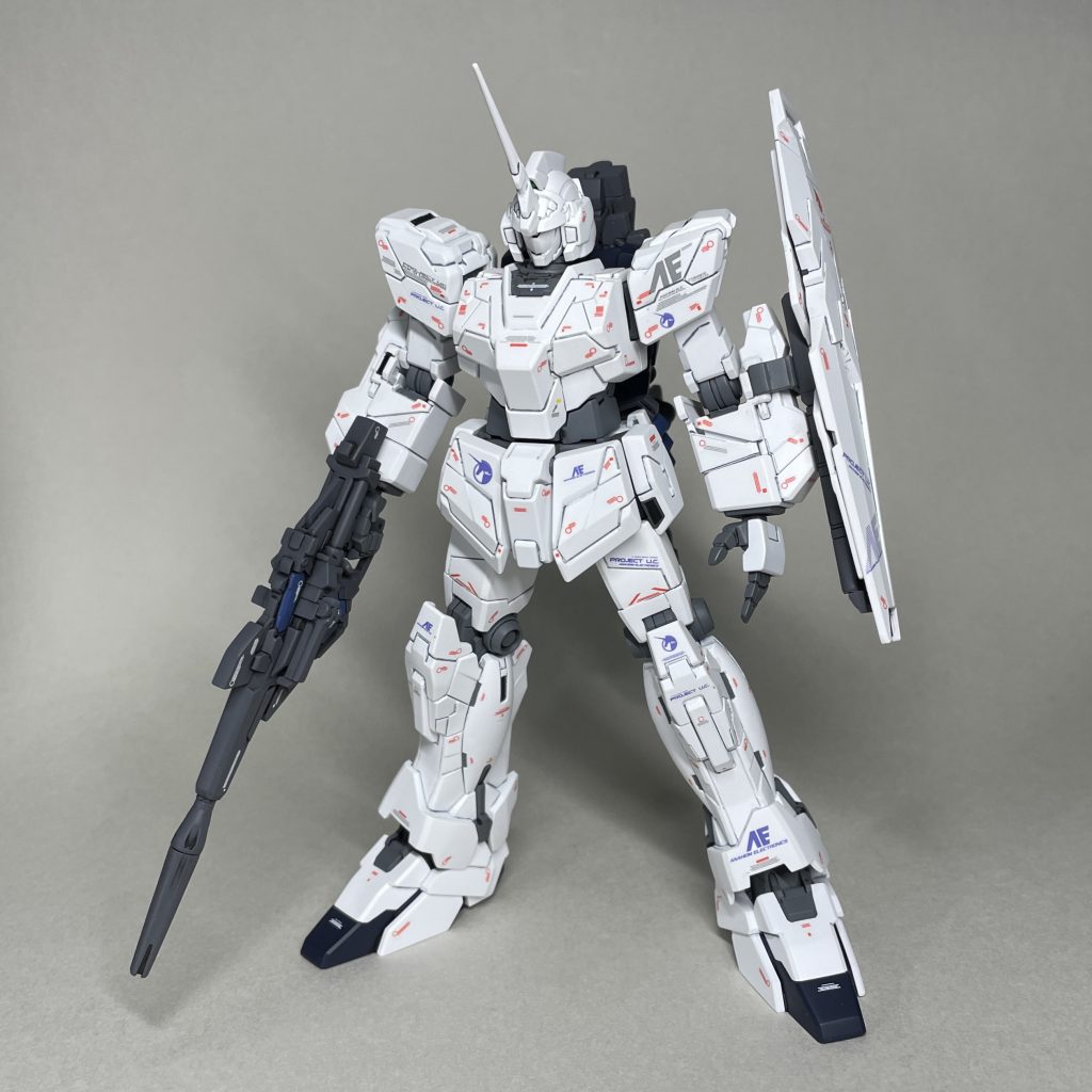 通常装備（デストロイモード付属武器も使用）　武装を塗るのも面倒に感じ、ガトリングガンとシールドだけ塗ればいいと思ったものの、後で作ろうと思った時に塗料がなくなったり、デカールが紛失していたらもっと面倒だと思い直し、なんとか武装は塗装しました。