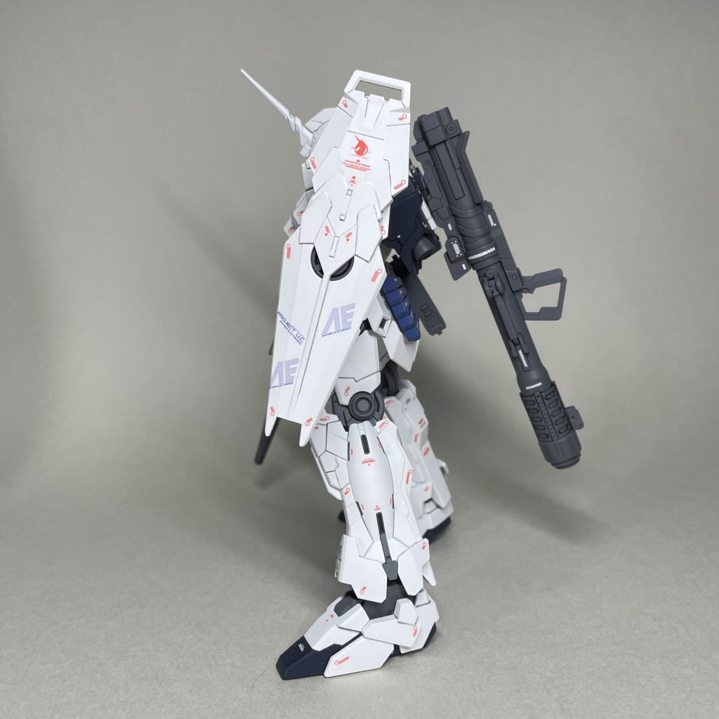 通常装備　左側面　スミ入れ拭き取り後、デカールを貼りはじめましたが、まず参考にしたものが、かつて部分塗装で製作したデストロイモード（デカールをテキトーに貼ったもの）で、早々にMGと異なる位置にデカールを貼りました。後にデカールを削って取り除き、貼り直すことになります。