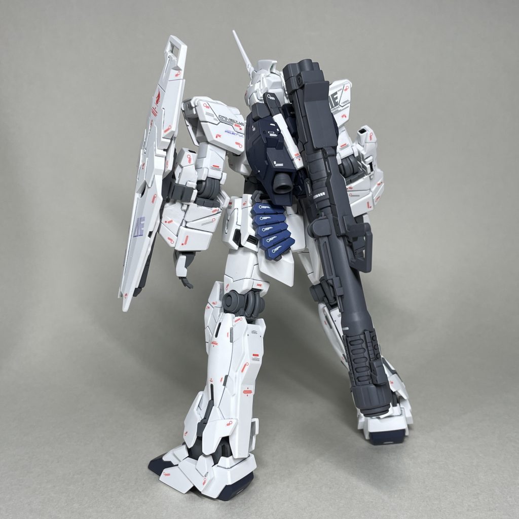 通常装備　左うしろ　その後もデカール貼りの参考にする資料をどれにするか、間違って貼ったデカールを貼り直すかどうかで迷走。MG Ver.Kaの指定をなるべく尊重したうえで、物足りない部分に追加でデカールを貼るという方針が定まったのは、デカールを貼る作業の折り返しを過ぎてからでした。