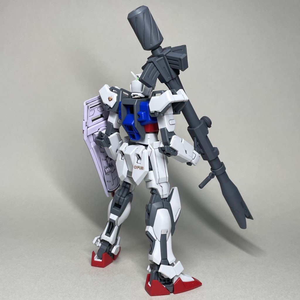 うしろ　バズーカを持たせるのはあまり好きではありませんが、このバズーカは別。無理なく持たせられるデザインで以前から気になっていたので、購入してすぐに塗装しました。単色だとあっさりした印象なので、気が向いたら何色かで塗り分けようと思います。