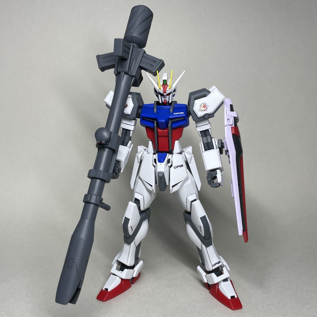 正面　デカールは、「ガンダムデカール18 SEED用1」を使用。15年くらい前のもので、保存状態もあまりよくなかったためか、白が黄変し、デカールを浮かせる際に何枚か割れました。　今と若干色の違う台紙の頃のガンダムデカールのなかには、変色したり、貼りずらくなったものが出てきています。なかには台紙から外れなくなっていたものもありました。（そのときは水に浸しただけなので、条件を変えればなんとかなるのかも）