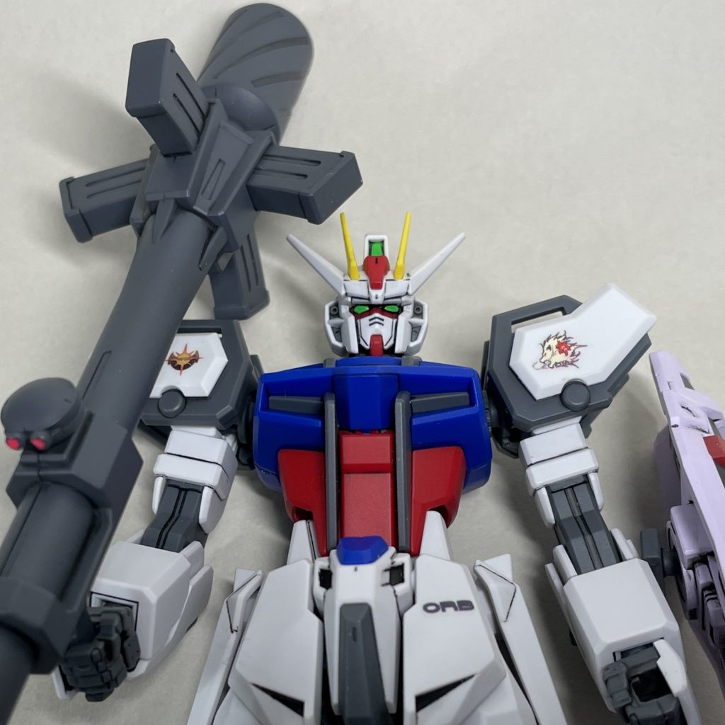 上半身アップ　ストライクガンダムとは頭部のセンサーの色が異なります。