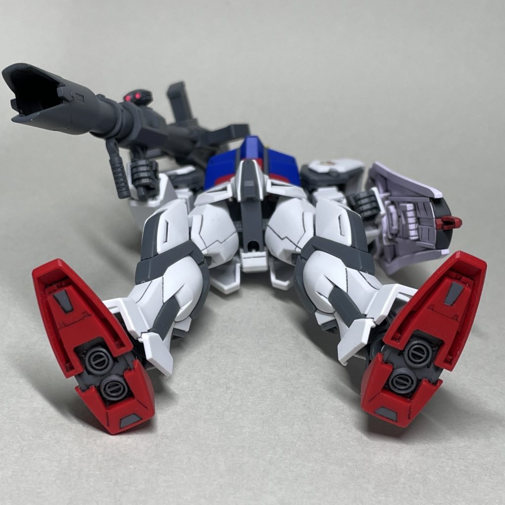 下から　足裏の肉抜き穴はそのままですが、グレーの部分は塗装しました。数少ない本体の塗装箇所のひとつです。