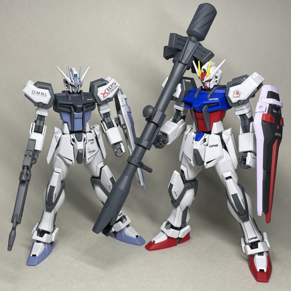 先日組んだEGストライクガンダム（ディアクティブモード）と並べてみました。　どちらもお手軽仕上げで、色の違う部分以外は、ほぼ成型色のままです。ライフルやバズーカは、接着した部分の合わせ目などが目立つので塗装しました。　ディアクティブモードのシールドを通常カラーに塗り直さなかったのは、そのままの方が好みだからです。店頭でパケ絵と成型色を見て、購入直前にグランドスラム装備でなくディアクティブモードの方を買うことに決めました。　EGストライクガンダムのキットは色分けが優秀で、成型色を生かして作るなら手軽に完成させられます。複数作る気はありませんでしたが、一体目を組んだ時に悪い印象を受けなかったので、思わず２体目も軽く完成させてしまいました。