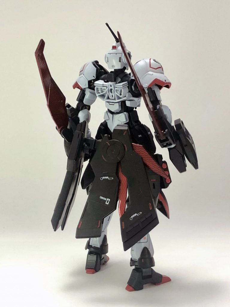 後ろ姿印象的なベギルベウのバックパックのスラスターを腰マントに見立てています。この発想を思いついた私ってもしかして天才!...かも?